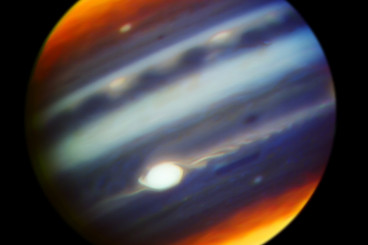 Probe, Telescopes Tag Team to Spy Jupiter`s Great Red Spot