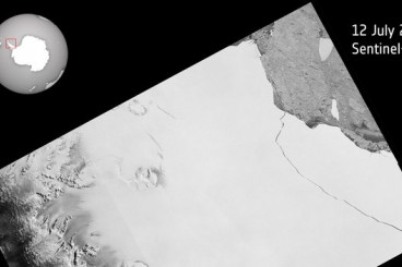 Sentinel satellite captures birth of behemoth iceberg