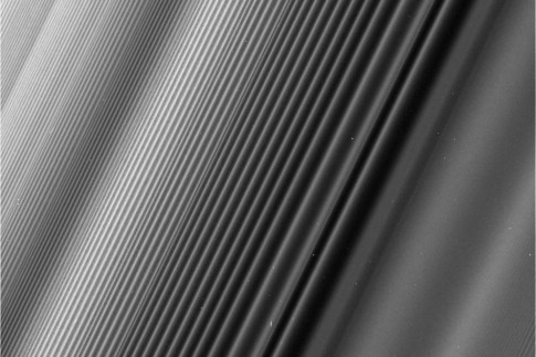 Wild! Cassini Probe Spots Weird Waves in Saturn`s Rings (Photo)