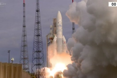 Ariane-5-Start mit neuer Nutzlastverkleidung stellt abermals...
