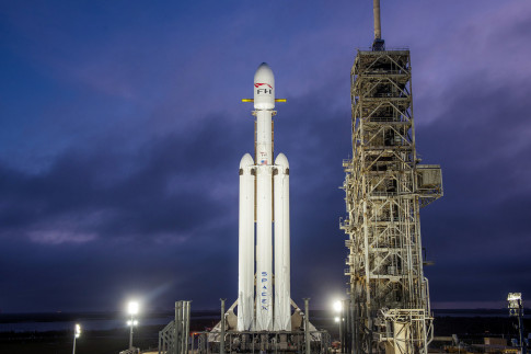 SpaceX Confirms Its First Falcon Heavy Rocket Will Attempt a Triple Landing