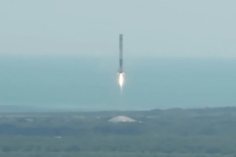 Videos: Falcon 9 lifts Dragon to Orbit, 1st Stage Returns to...