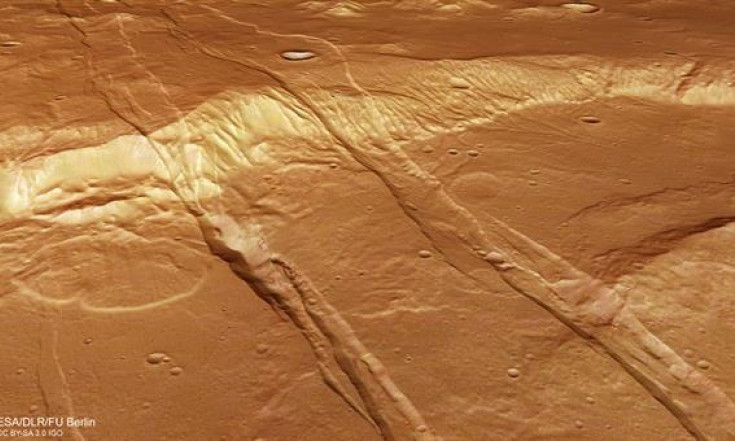 Aufgerissene Marskruste in Sirenum Fossae