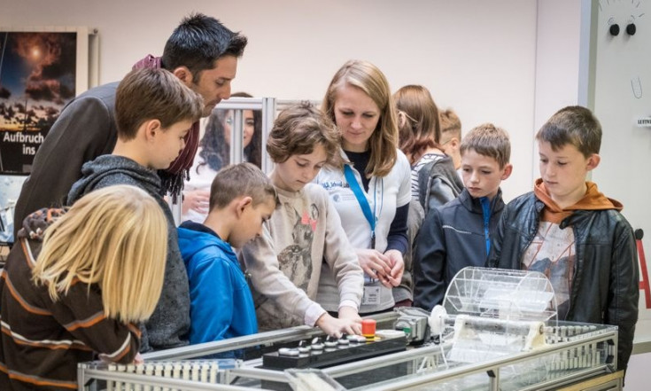 DLR_School_Lab: Schüler lernen Raumsonden steuern