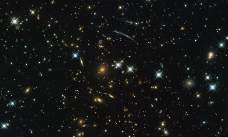 Hubble Snaps Beautiful Image of Giant Galaxy Cluster | Astronomy | Sci-News.com